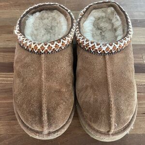 UGG Tasman Slipper, Youth size 1, Chestnut